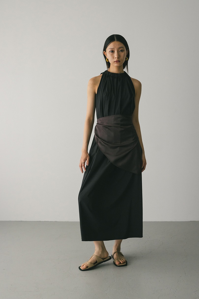 撥水ネックギャザーワンピース