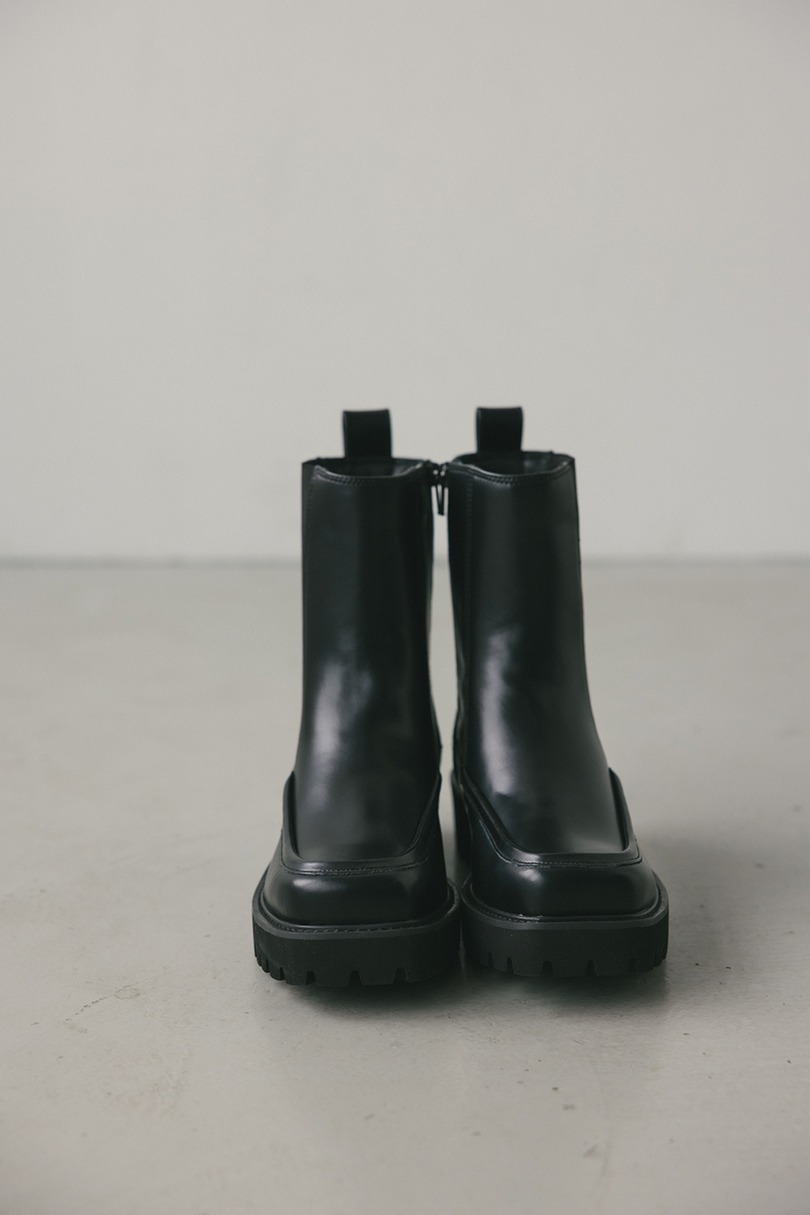 スクエアトゥミドルブーツ