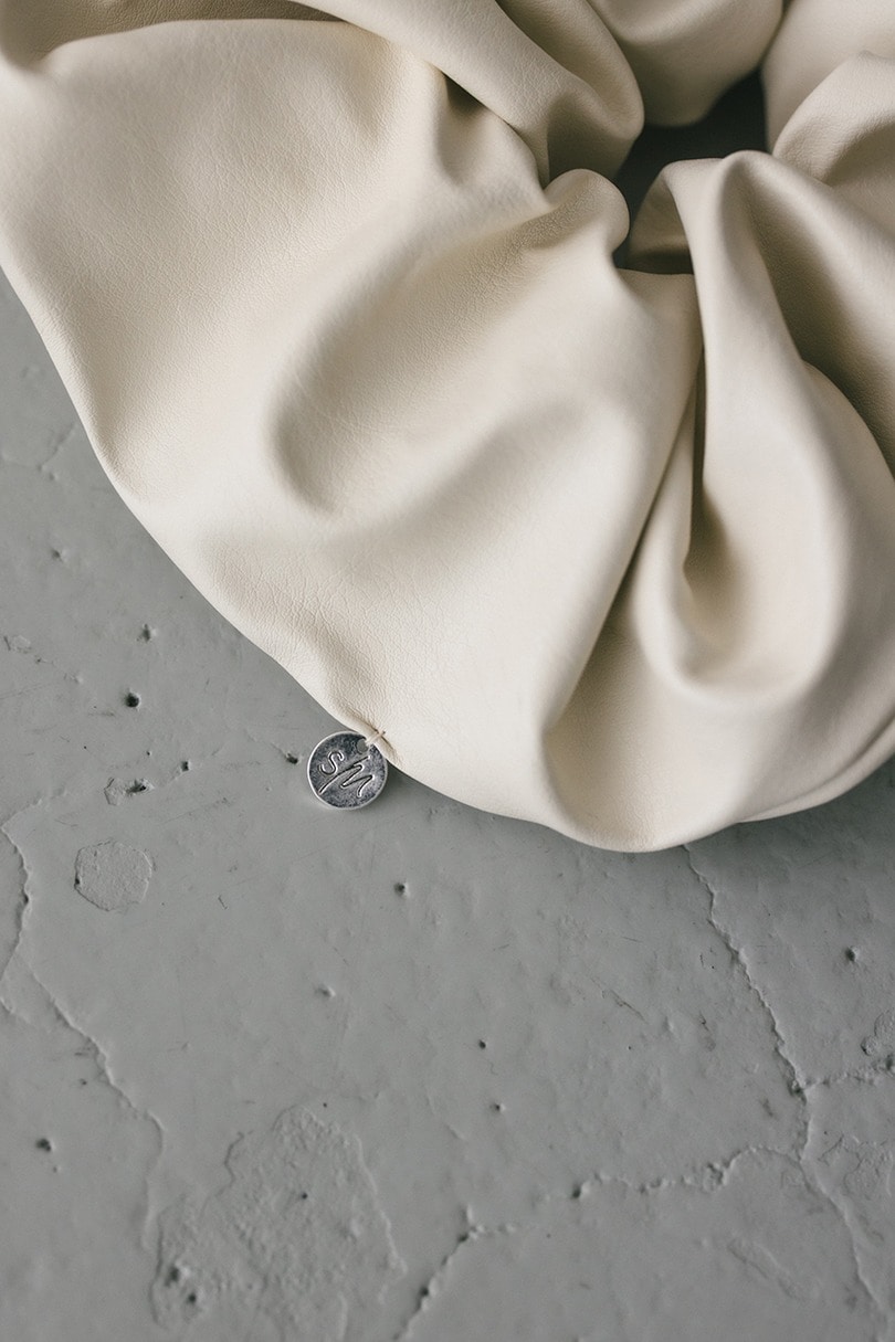 フェイクレザーシュシュ 詳細画像 IVOY 5