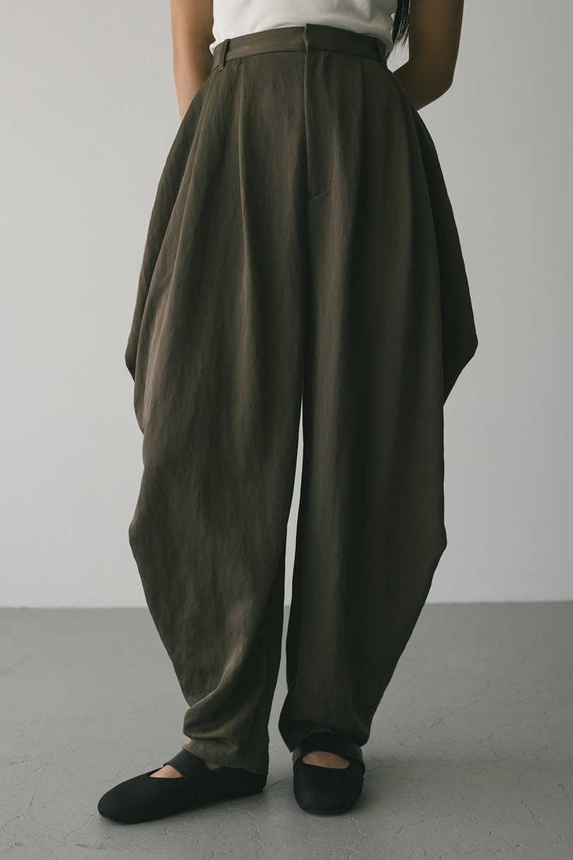 ドレープタックパンツ