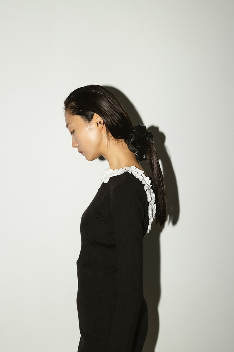 バックオープンフリルニットトップ 詳細画像 BLK 2