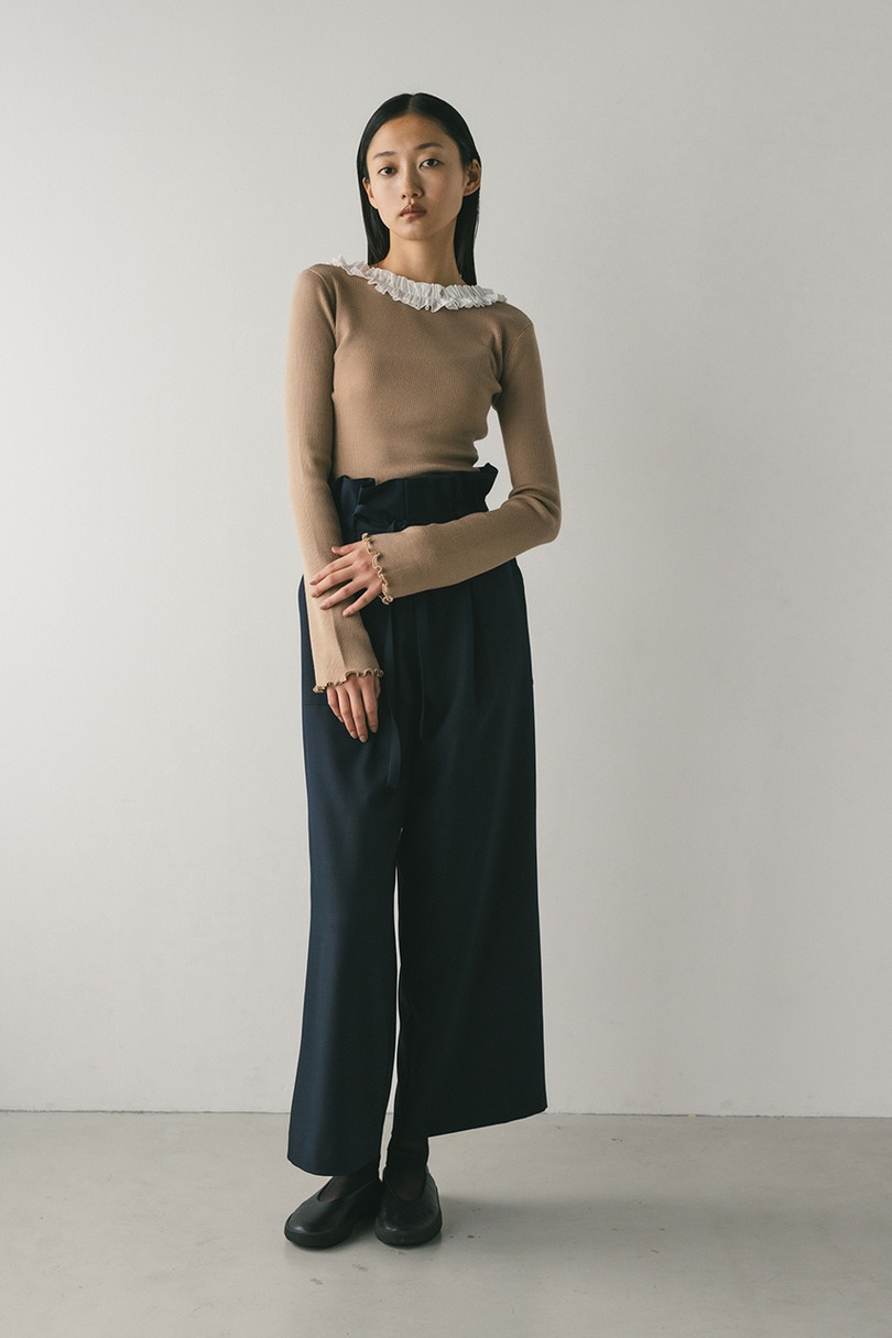 バックオープンフリルニットトップ