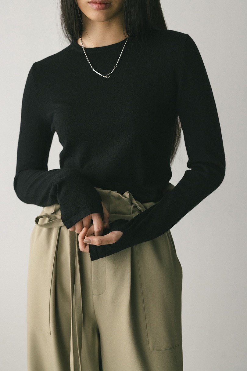 フィンガーホールクルーネックニット