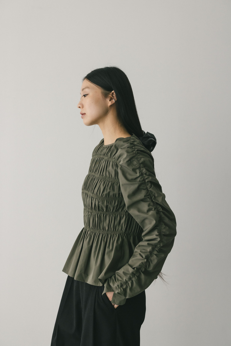 シャーリングブラウス