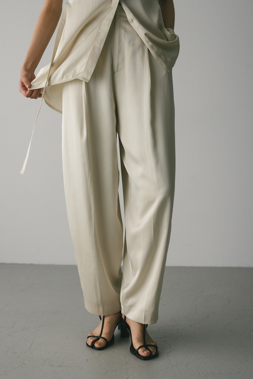 サテンタックフォルムパンツ