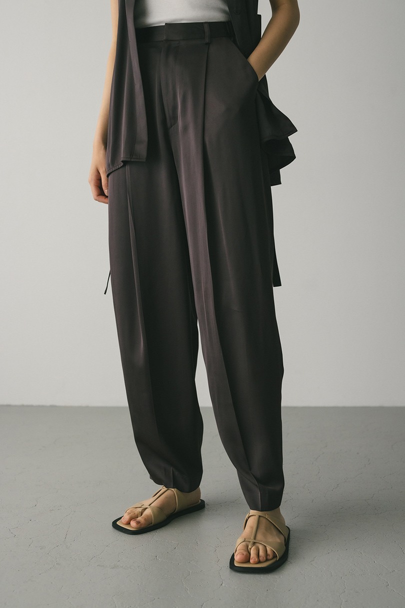 サテンタックフォルムパンツ