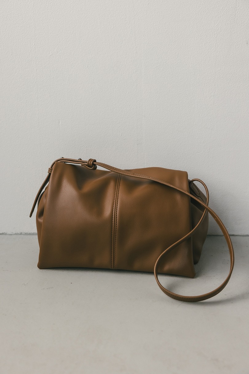 フラップデザインショルダーバッグ