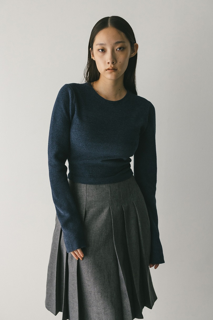 バックオープンベロアショートニット