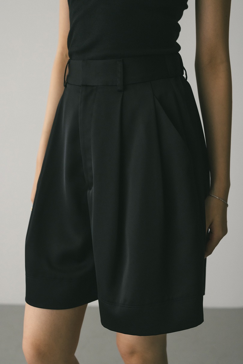 サテンハーフパンツ