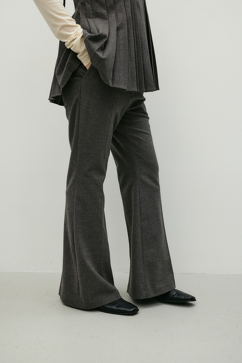 センタープレスフレアパンツ