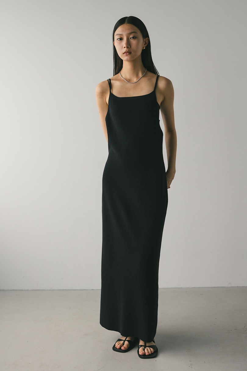 ナローシルエットニットワンピース