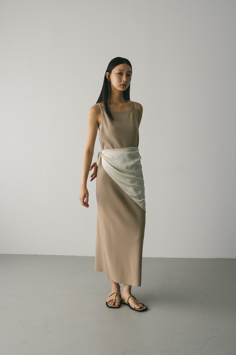 ナローシルエットニットワンピース