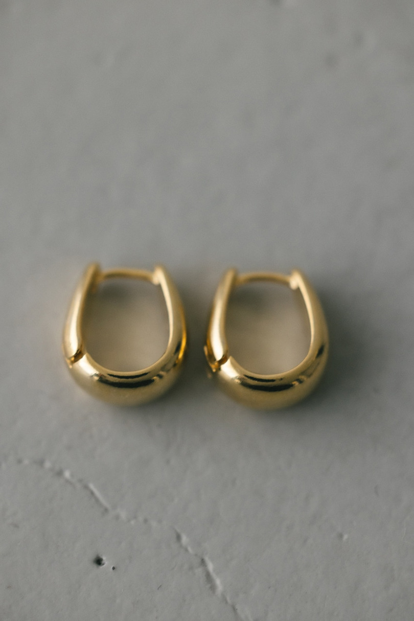 フラップフープピアス