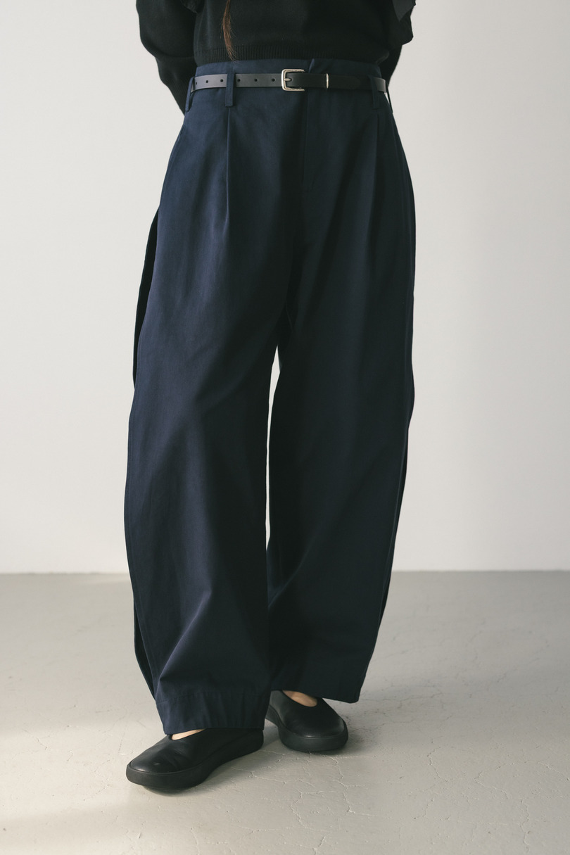 サイドタックフォルムパンツ