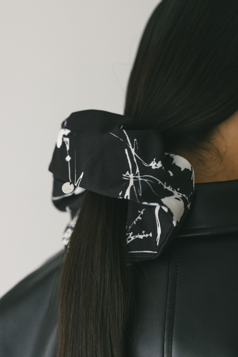 フラワープリントシュシュ 詳細画像 BLK 2