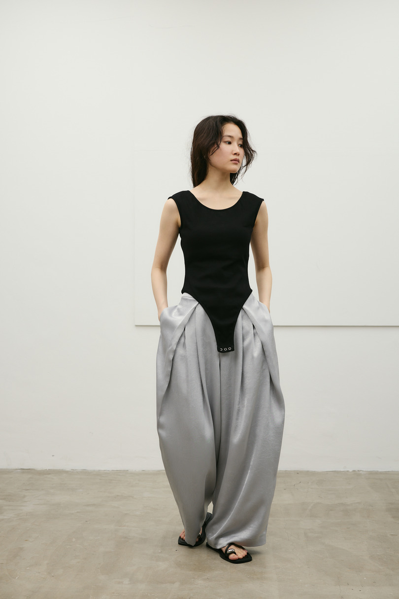 バックオープンボディスーツ